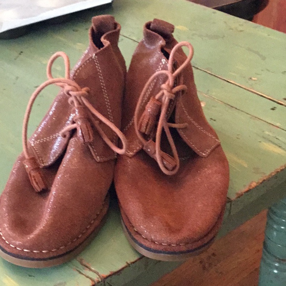 Hush Puppies - new like condition - size 8 wide